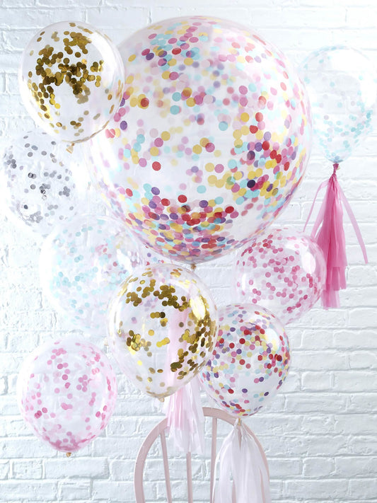 Mise en situation des ballons confettis pour fête bleu clair en latex