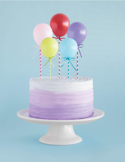 Mise en situation sur un gâteau des décorations pour gâteau mini ballons pour fête multicolores à assembler
