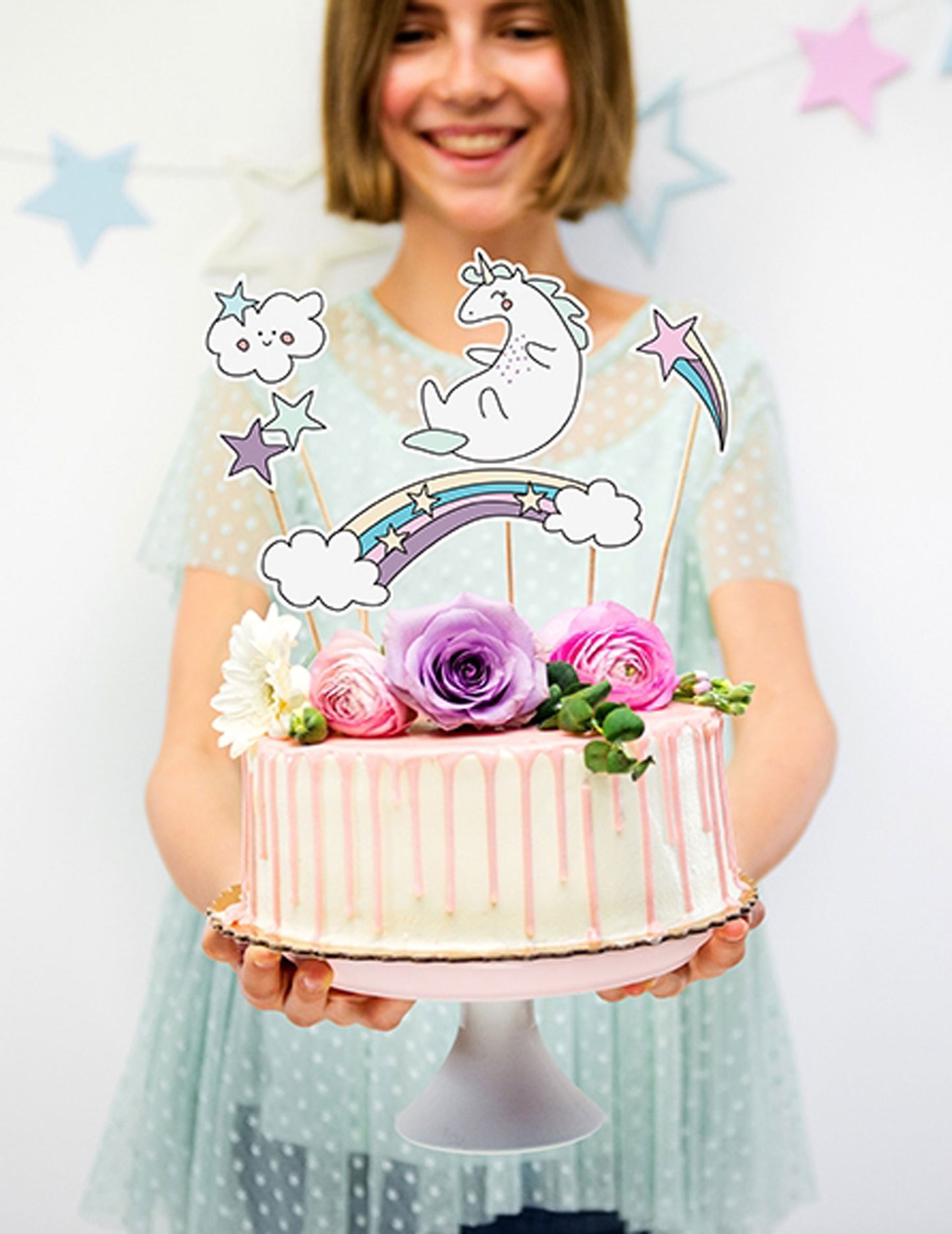 Mise en situation sur un gâteau des décorations pour gâteau sur pique licorne et arc-en-ciel