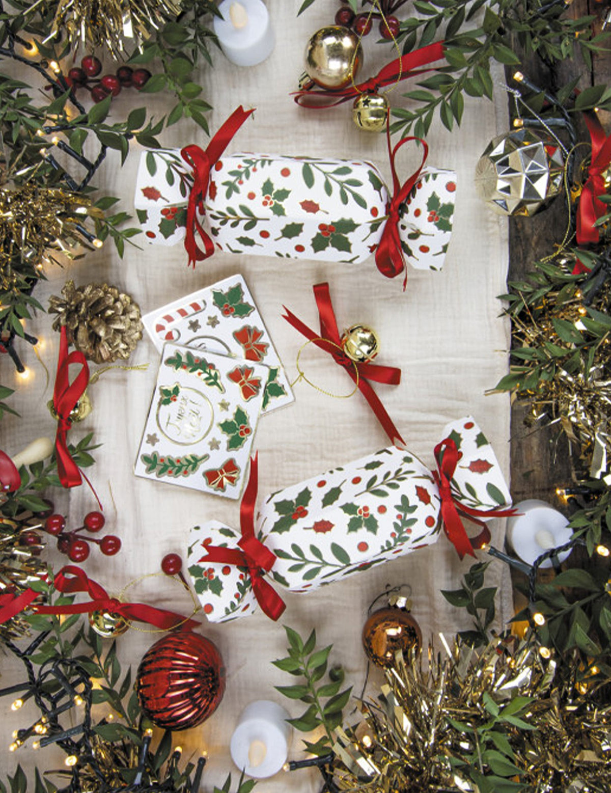 Mise en situation festive des petits crackers houx de noël