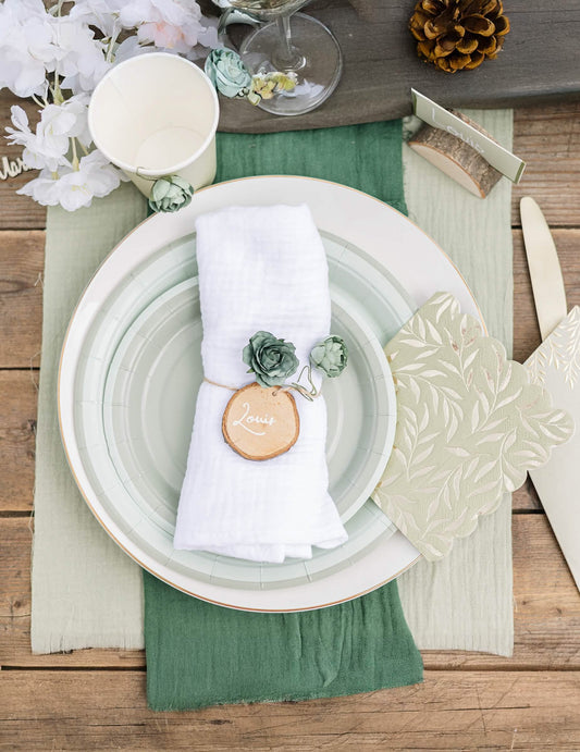 Mise en situation des assiettes en carton bi-color pour fête vert de gris et vert sauge