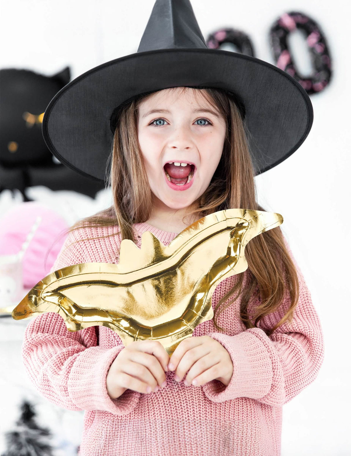 Použitie papierových tanierov s motívom netopiera na halloween