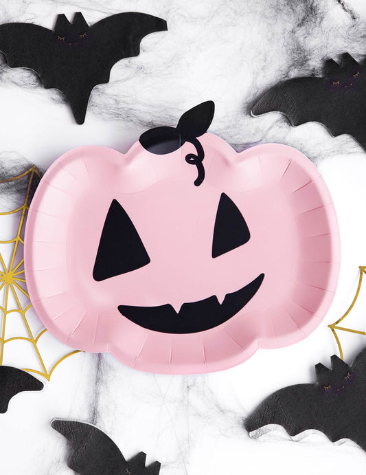 Mise en scène avec chauves-souris des assiettes en carton citrouille pour Halloween