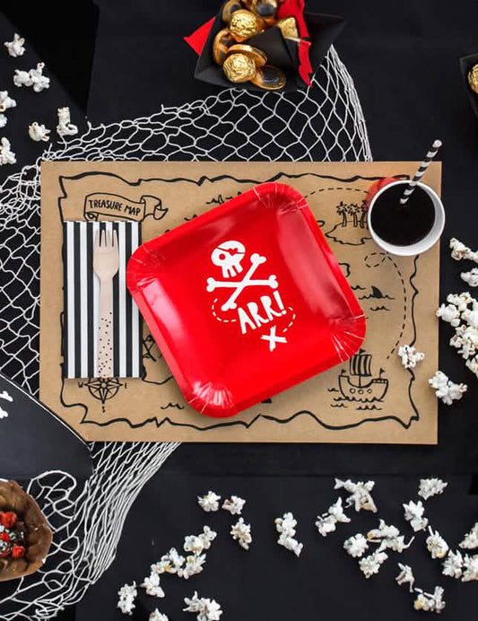 Mise en scène de table des assiettes en carton fête de pirate