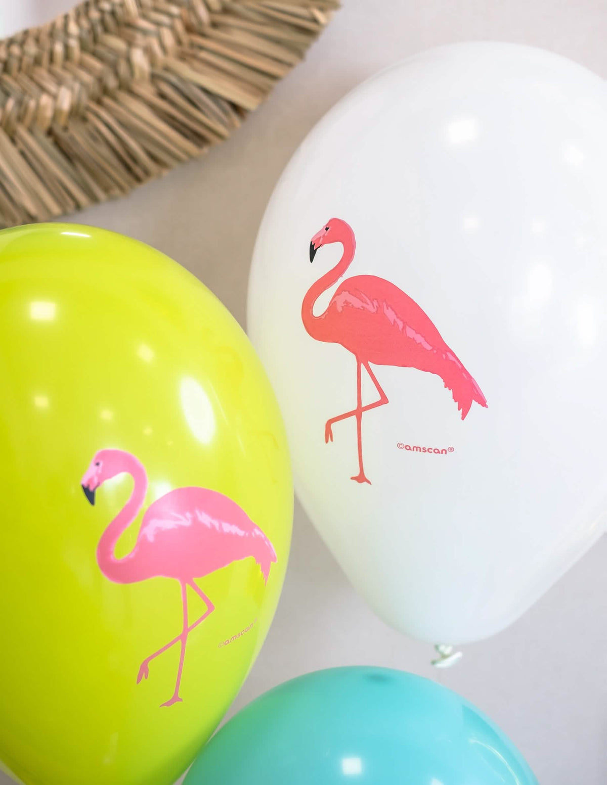 Detail balónov biele a zelená latexových balónov flamingo paradise