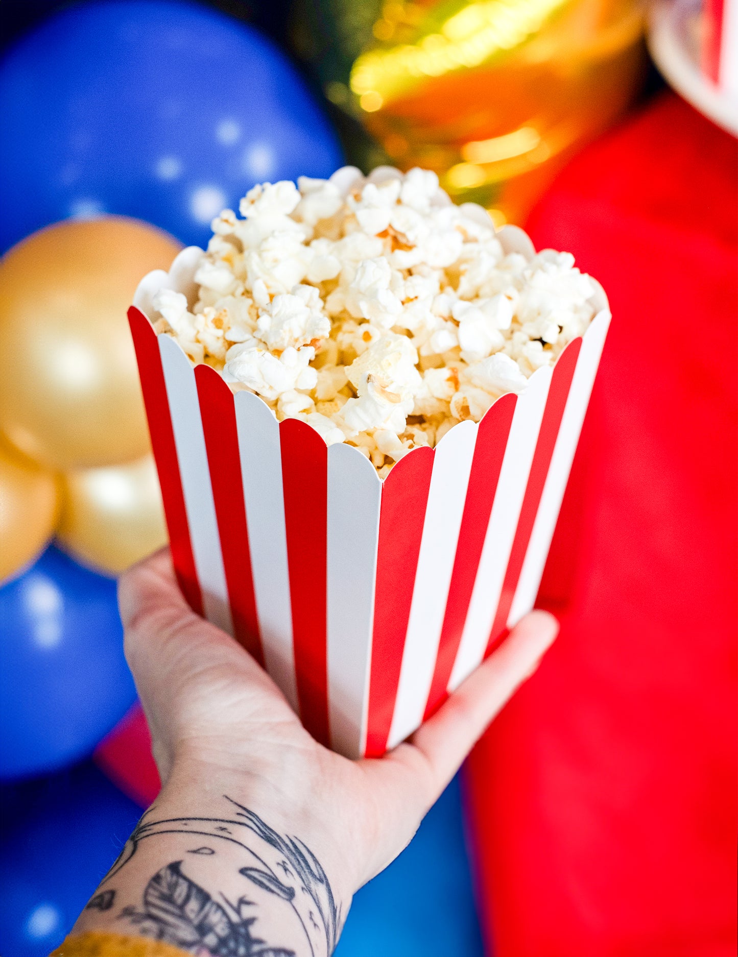 6 popcorn boxov v červenej a bielej lepenke 7 x 12,5 cm