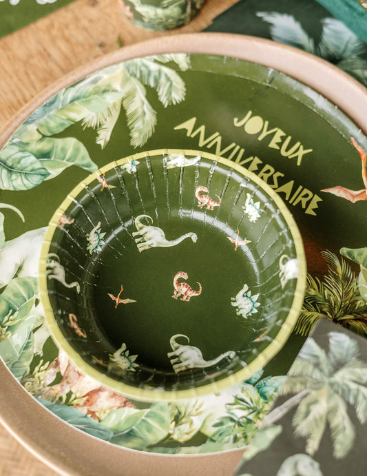 Vue de dessus de l'intérieur du bol dinosaure pour anniversaire