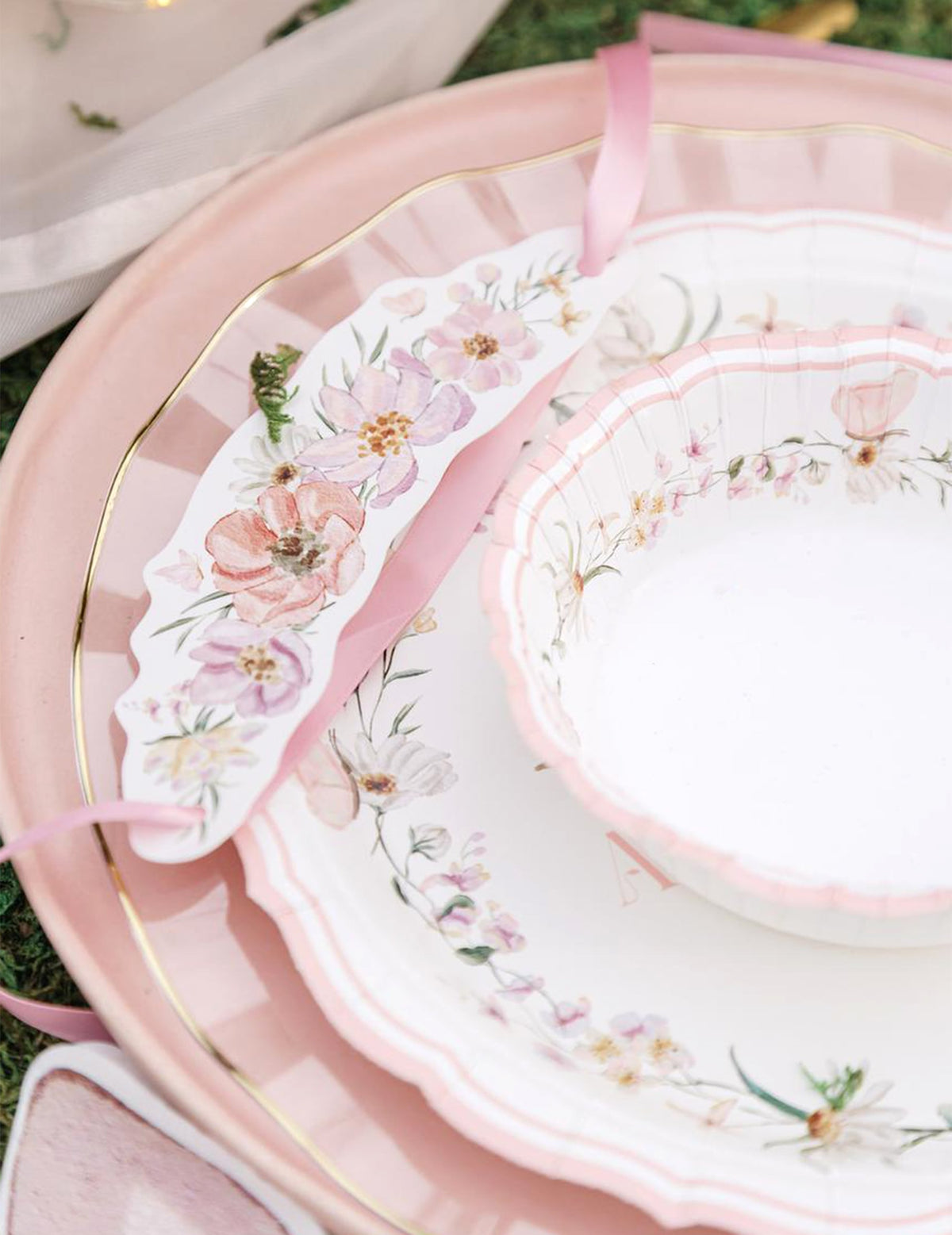Détail des motifs floraux des bols en carton fée pour anniversaire