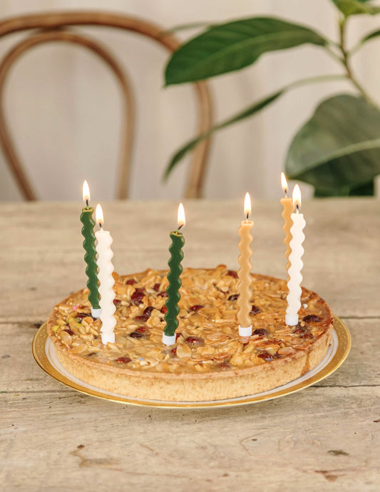 Bougies allumées sur un gâteau des 6 bougies zigzag décoration ondulées pour gâteau