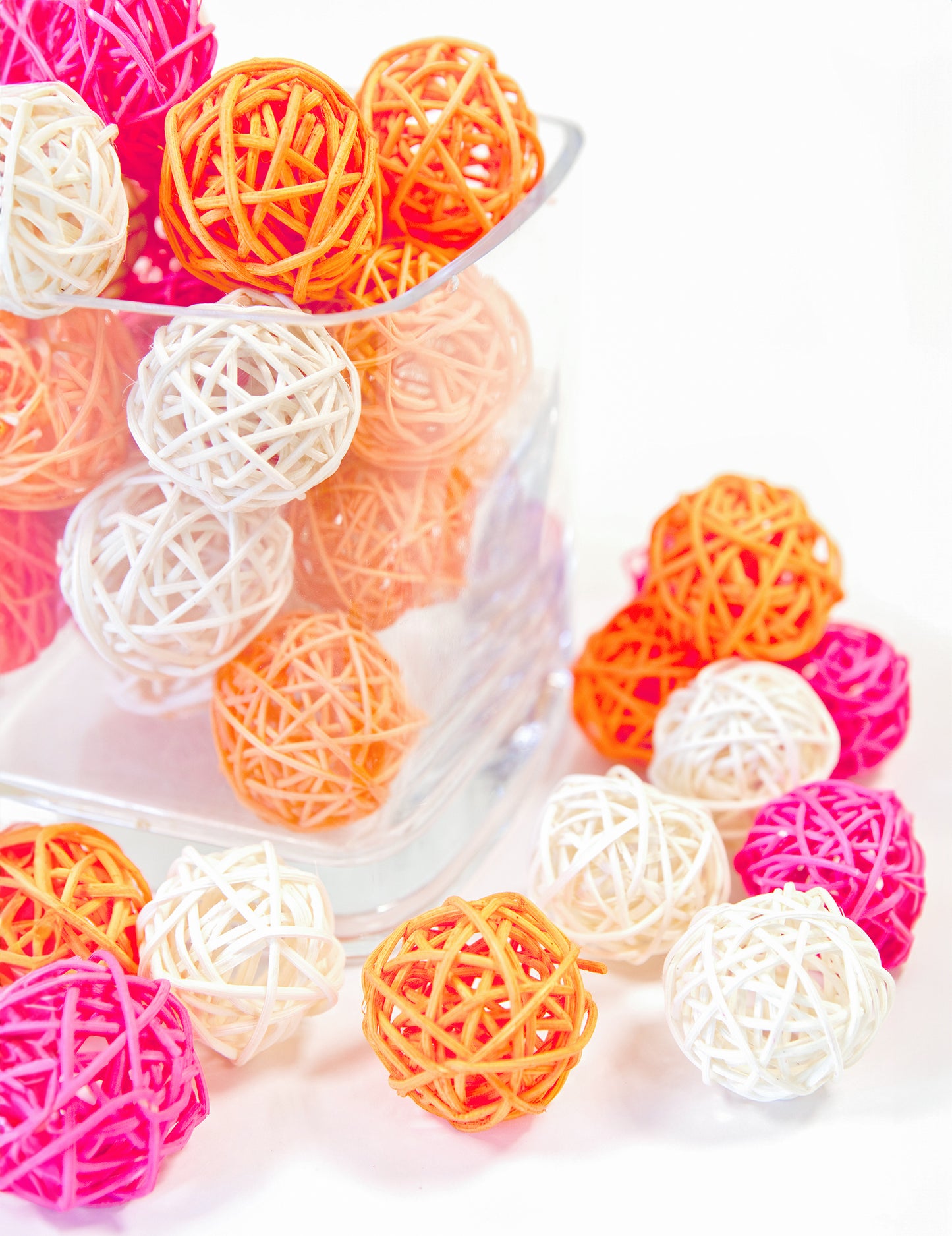 Zobrazenie prútených gúľ na dekoráciu slonovinovej farby v sklenenom pohári