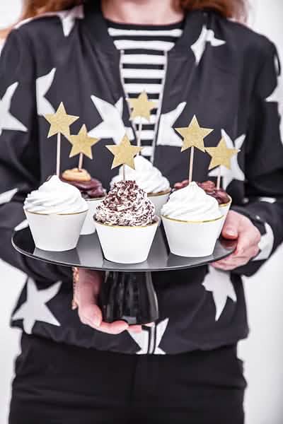 Prezentácia na cupcakes so zlatými trblietavými hviezdičkovými cake toppers na torty