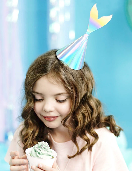 Détail du chapeau de fête queue de sirène porté par un enfant