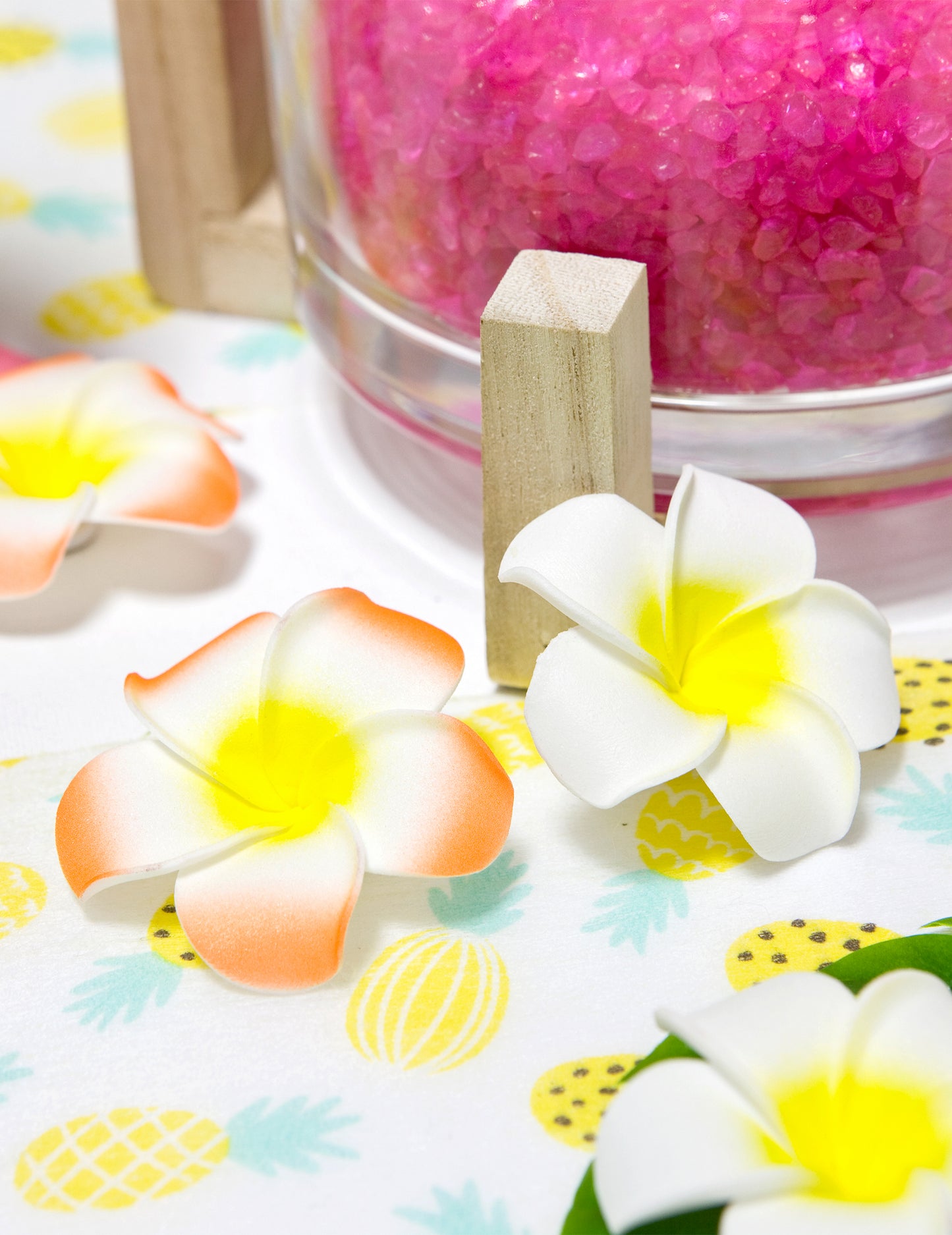 6 bielych umelých kvetov monoi 5 cm lepiaca pena