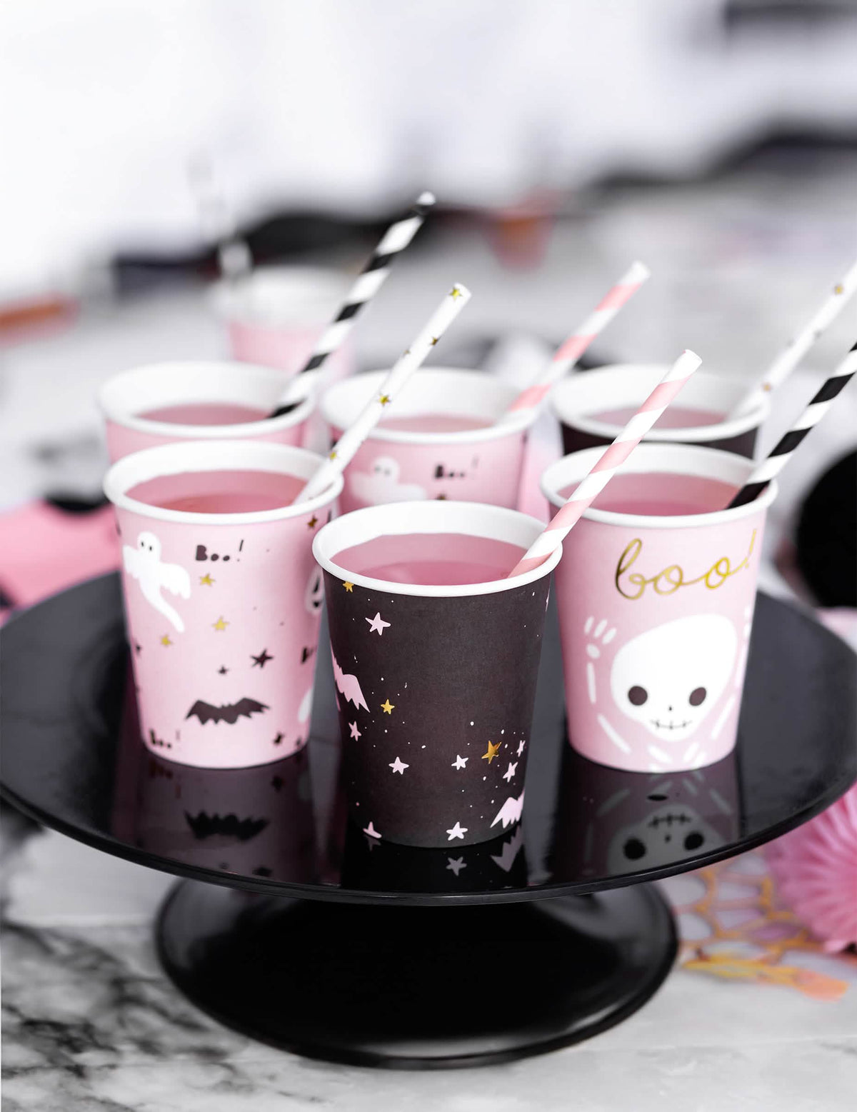 Detailný záber na vzory na papierových pohároch halloween