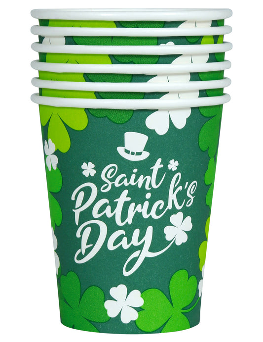 Vue de face de la pile de gobelets Saint Patrick