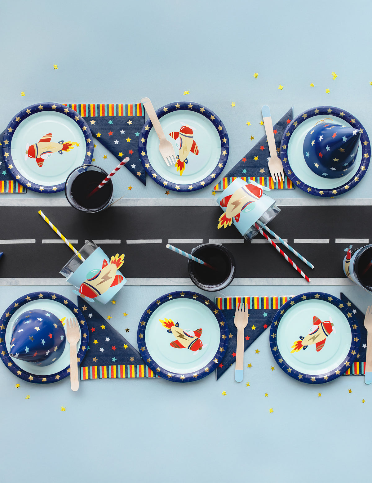Vue aérienne de la table des manchons pour gobelets petit avion décoration anniversaire