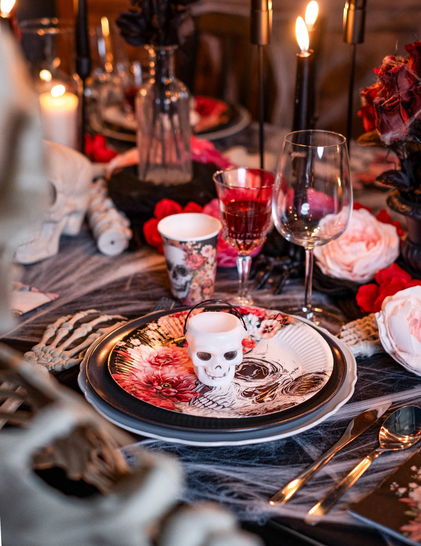 Mise en situation sur une assiette du mini seau tête de mort pour Halloween