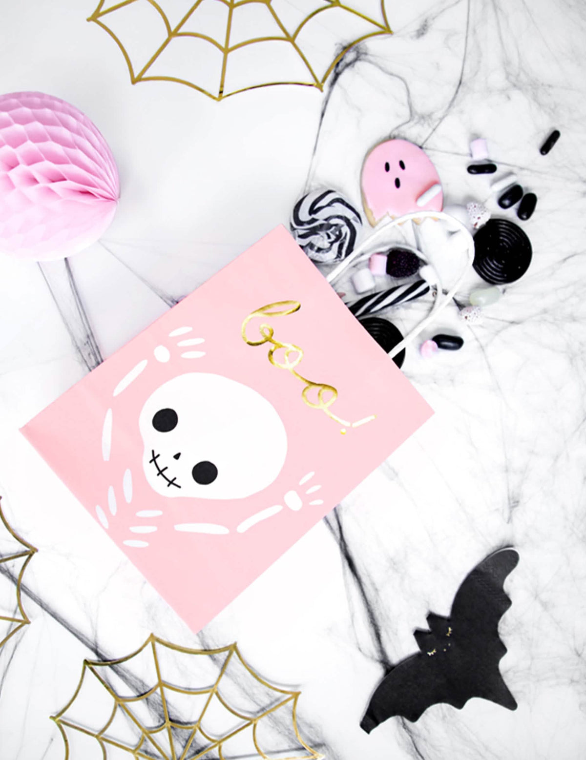 Pohľad zhora so cukríky z tašiek s cukríkmi boo na halloween