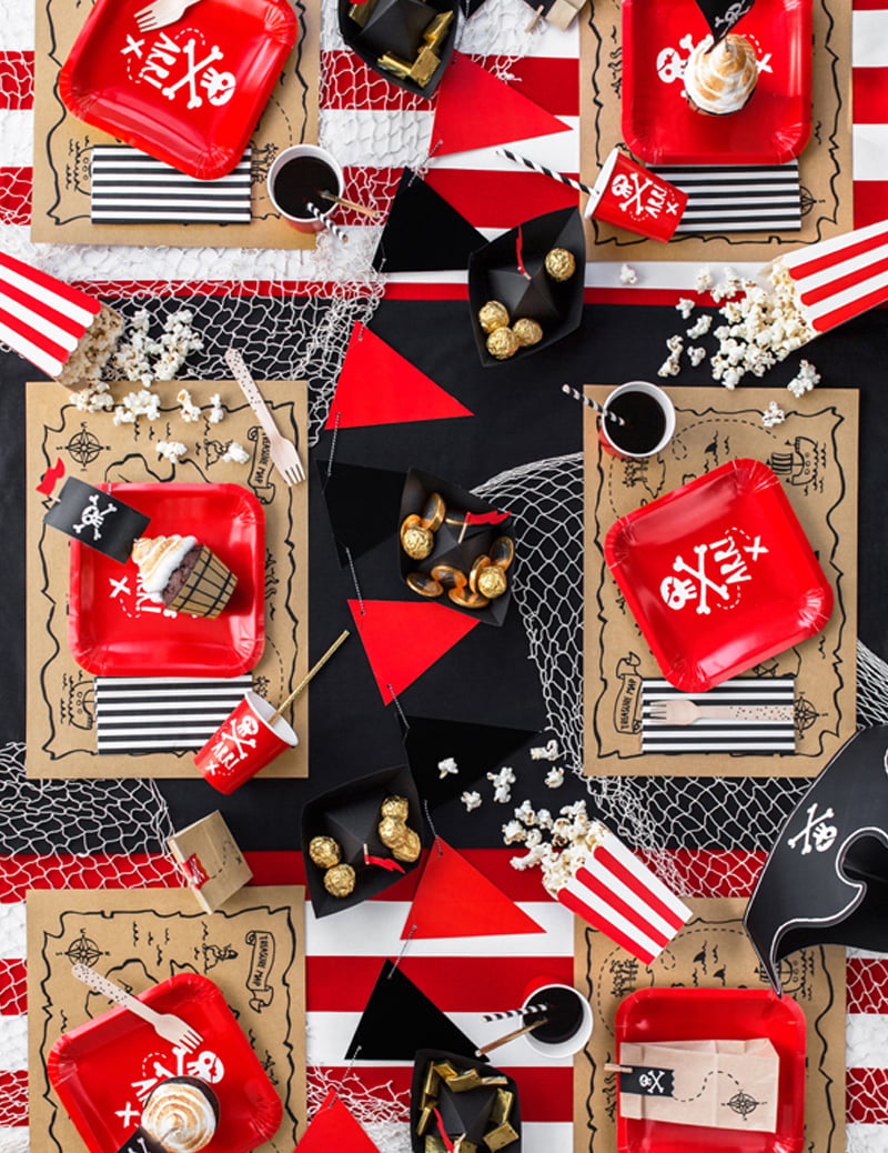 Mise en situation sur une table des sacs cadeaux pirate pour enfant