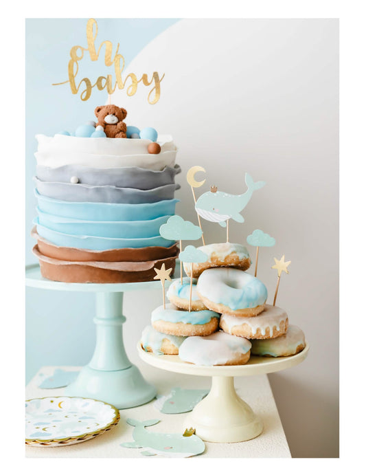 Mise en situation du cake toppers baleine bleu ciel et doré avec nuage