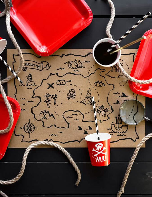 Mise en situation avec accessoires de fête du set de table carte aux trésors