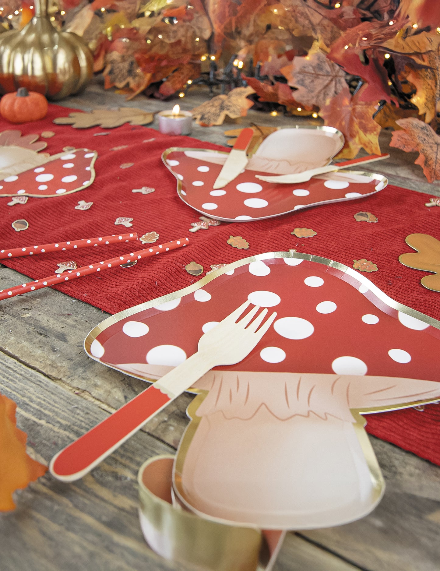 8 červených a bielych kartónových tanierov v tvare húb 23 cm bodky