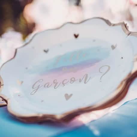 Detailný záber na nápis na papierových taniere pre dievča alebo chlapec na baby shower