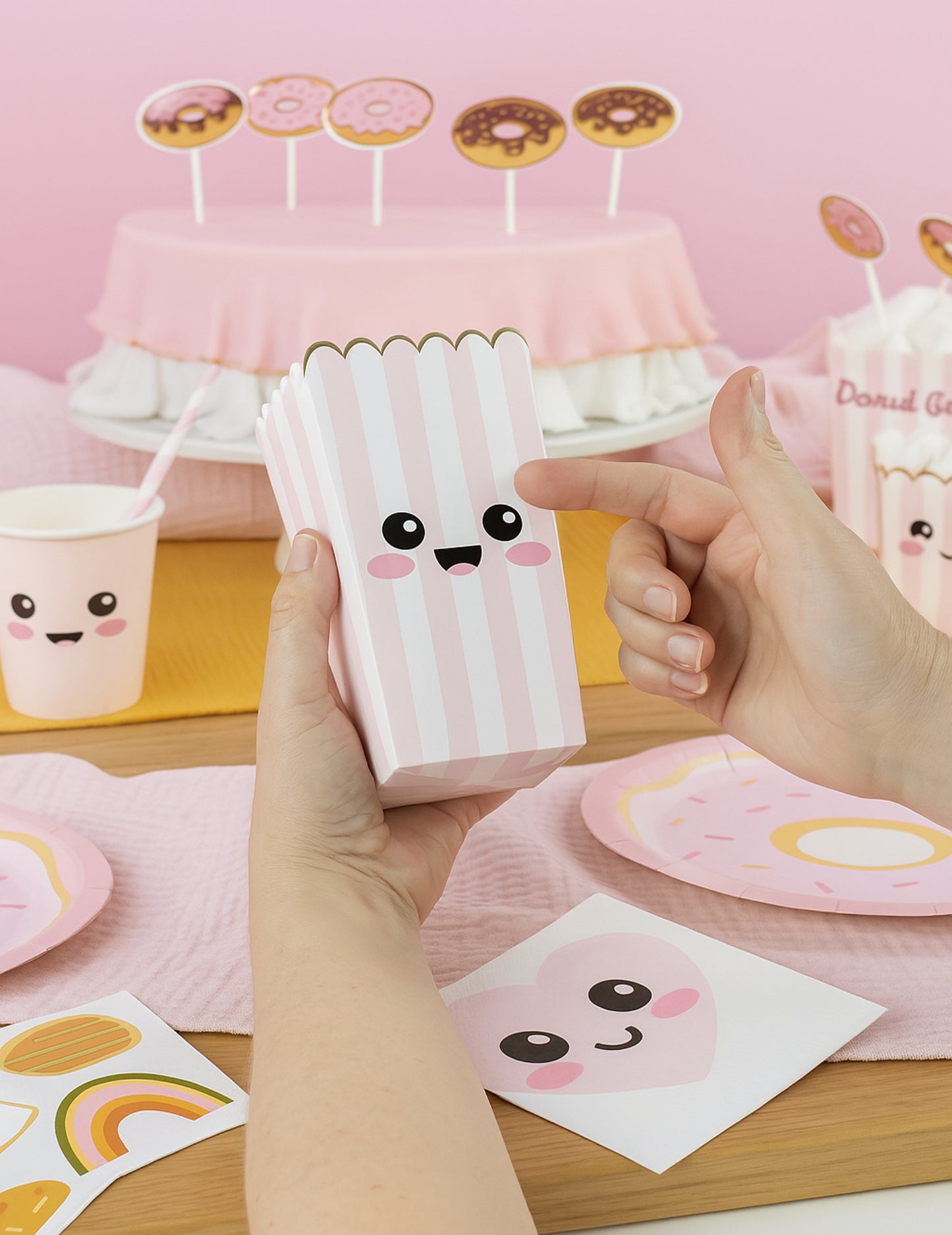 8 pastelovo ružových a bielych krabíc na popcorn s rozmermi 12,5 x 7 cm zlatom pruhovaná lepenka