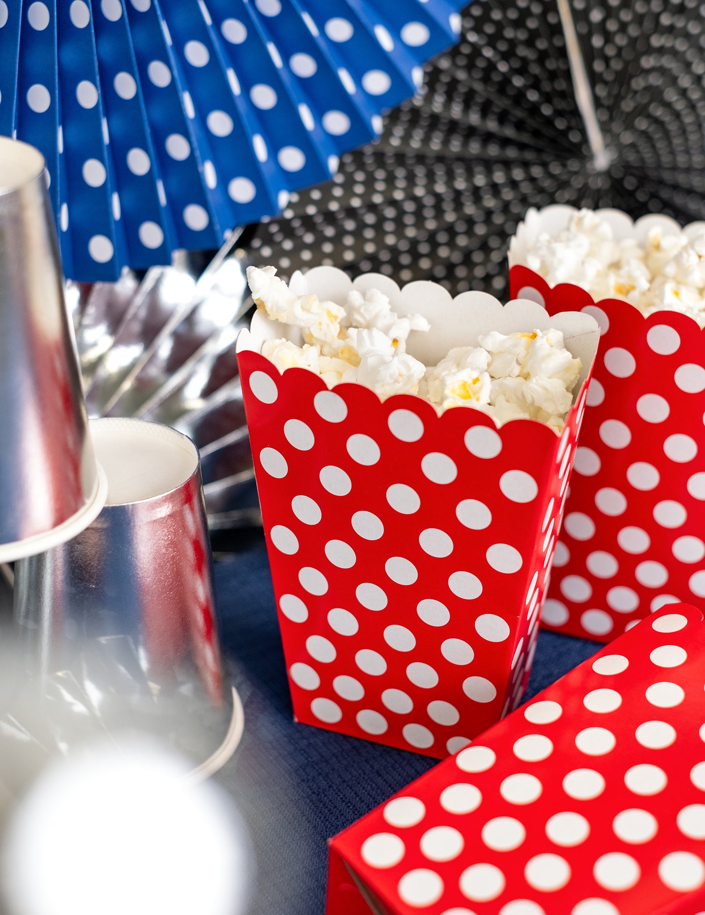 8 popových škatule červenej kukurice s bielymi bodkami