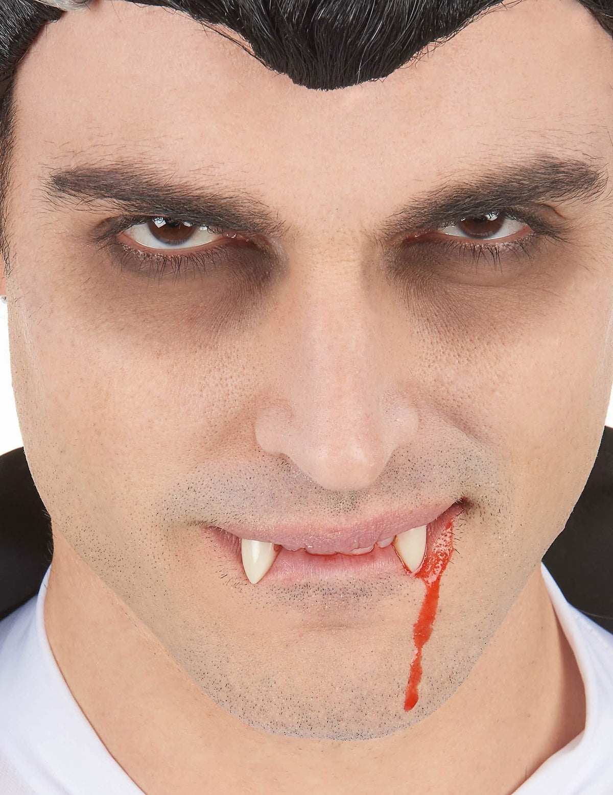 Detail krvavého efektu na tvári kapsúl falošnej krvi halloween