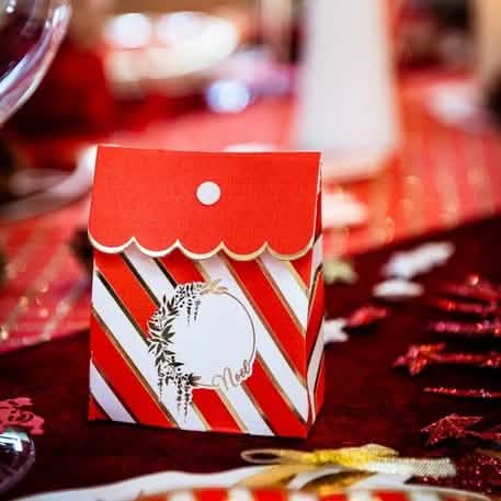Table de fête s kartónovým obalom na vianoce