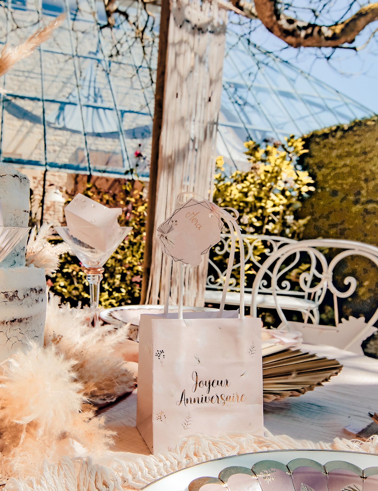 8 boho líceniek s červenou a zlatou farbou 6 cm s pierkami a stuhou