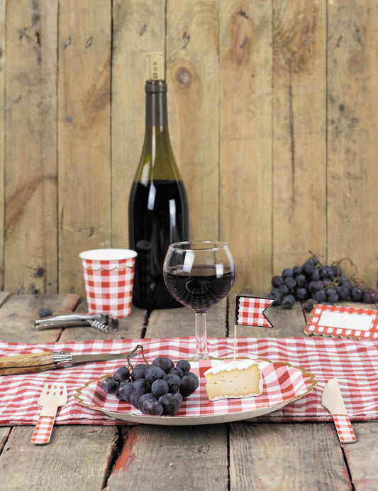 Mise en situation sur une table des fourchettes en bois vichy pour fête rouge et doré
