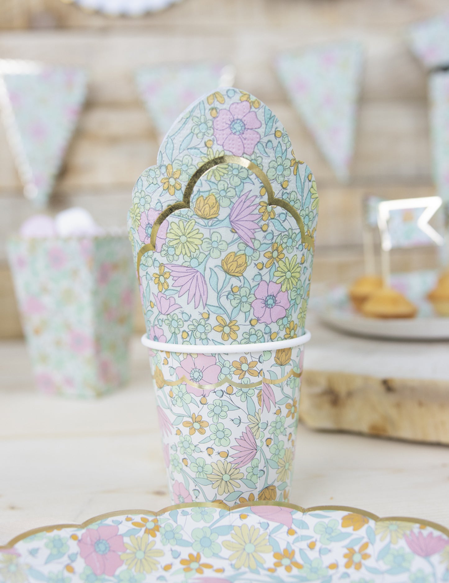 8 kartónových pohárov v zlatom štýle shabby chic s vrúbkovaným vzorom, 200 ml, s potlačou Liberty.