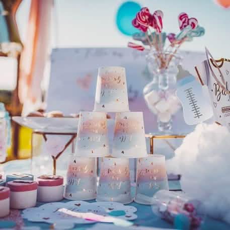 Kartónová pyramída z pohárikov pre dievča alebo chlapec na baby shower