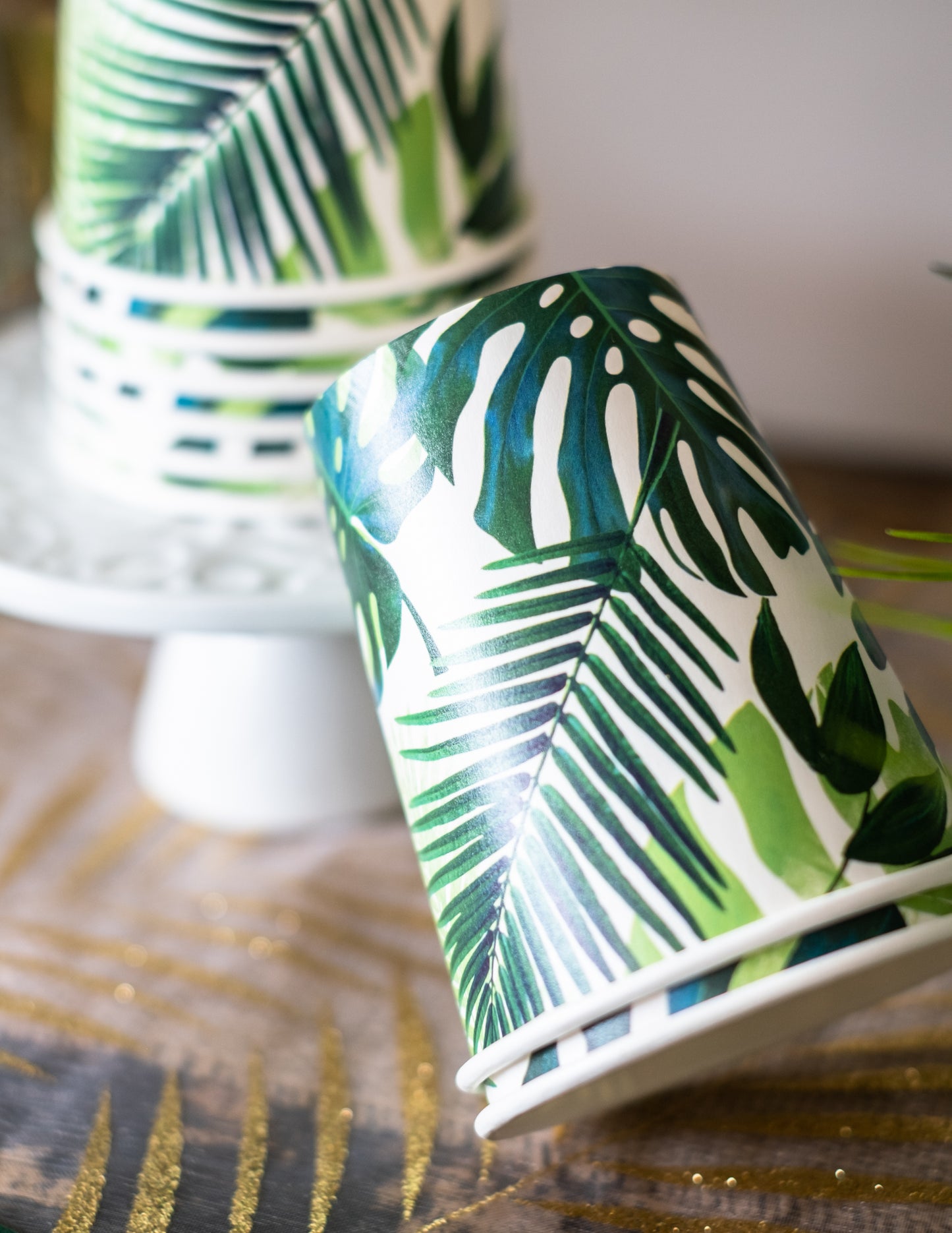 8 zelených papierových pohárov s tropickým motívom, 250 ml, palmové listy