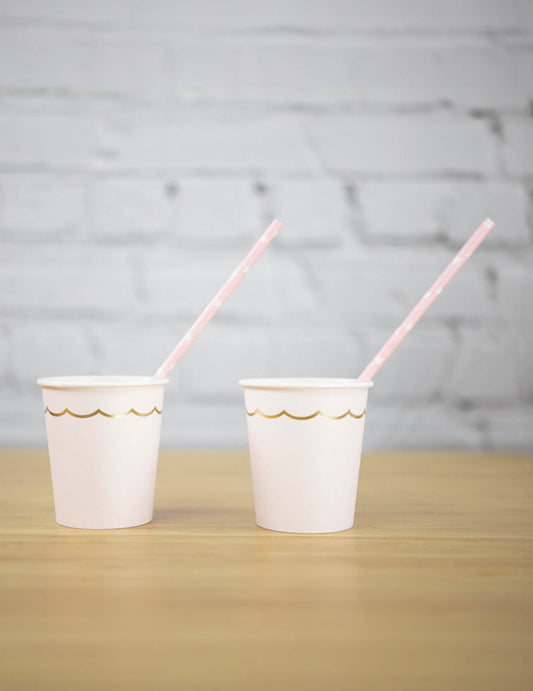 Mise en situation avec pailles des gobelets festonnés en carton pour fête