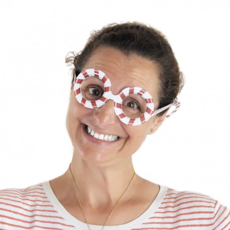 Pár okrúhlych pásikavých červených a bielych okuliarov z kartónu, veselé Sweety Xmas na vianoce