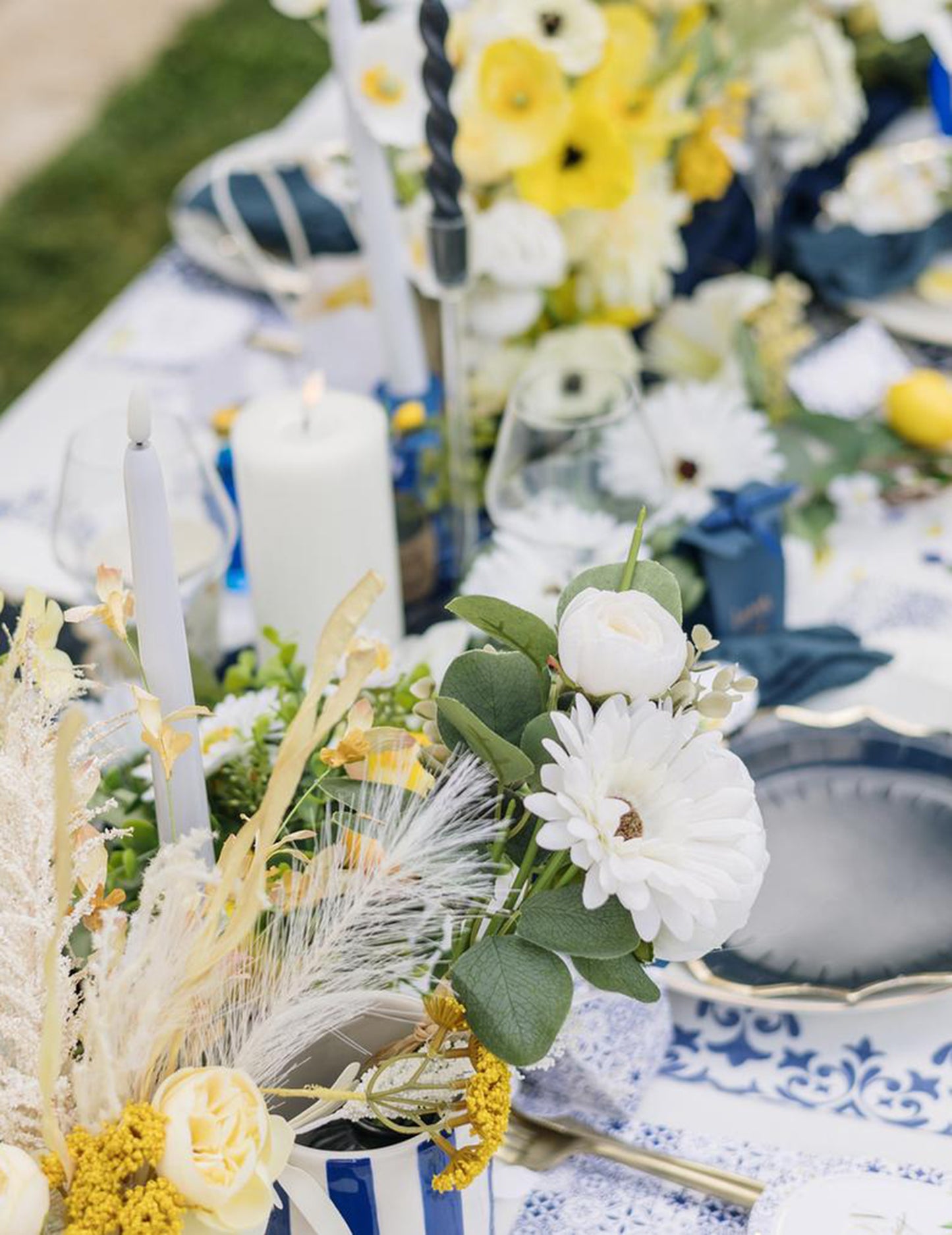 8 malých kartónových tanierov kráľovskej modrej, bielej a zlatej farby, 18 cm, so stredomorským vzorom