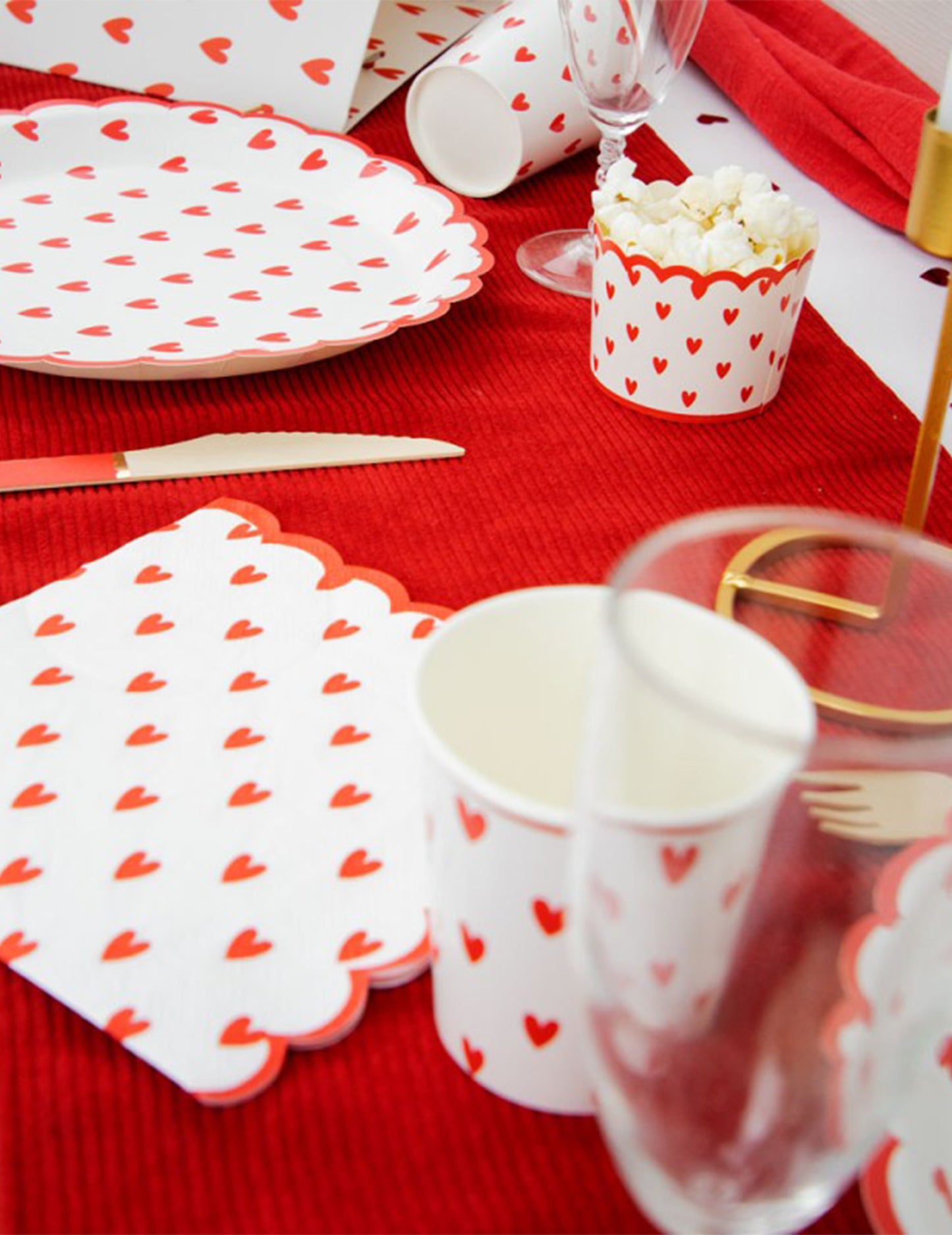 8 malých kartónových kvetináčov so srdiečkami, 6 x 7 cm