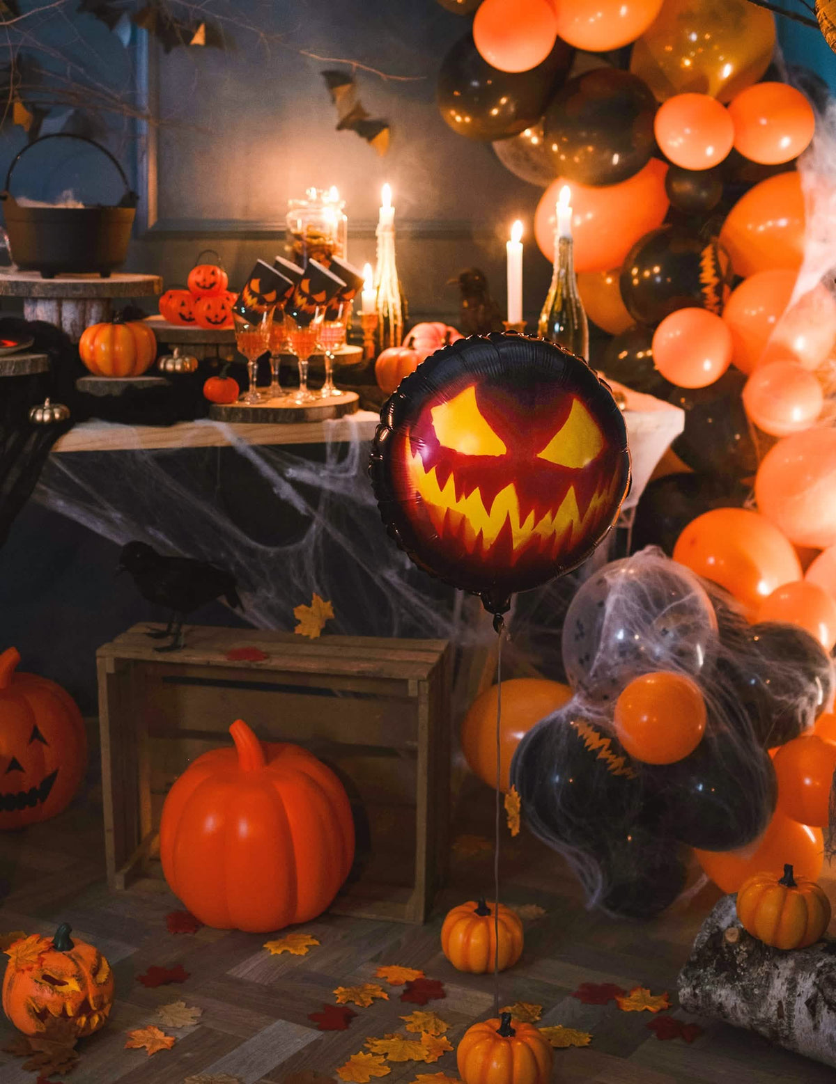 Zinscenovanie v halloweenskom prostredí s hrozivou tekvicou z hliníkovej fólie