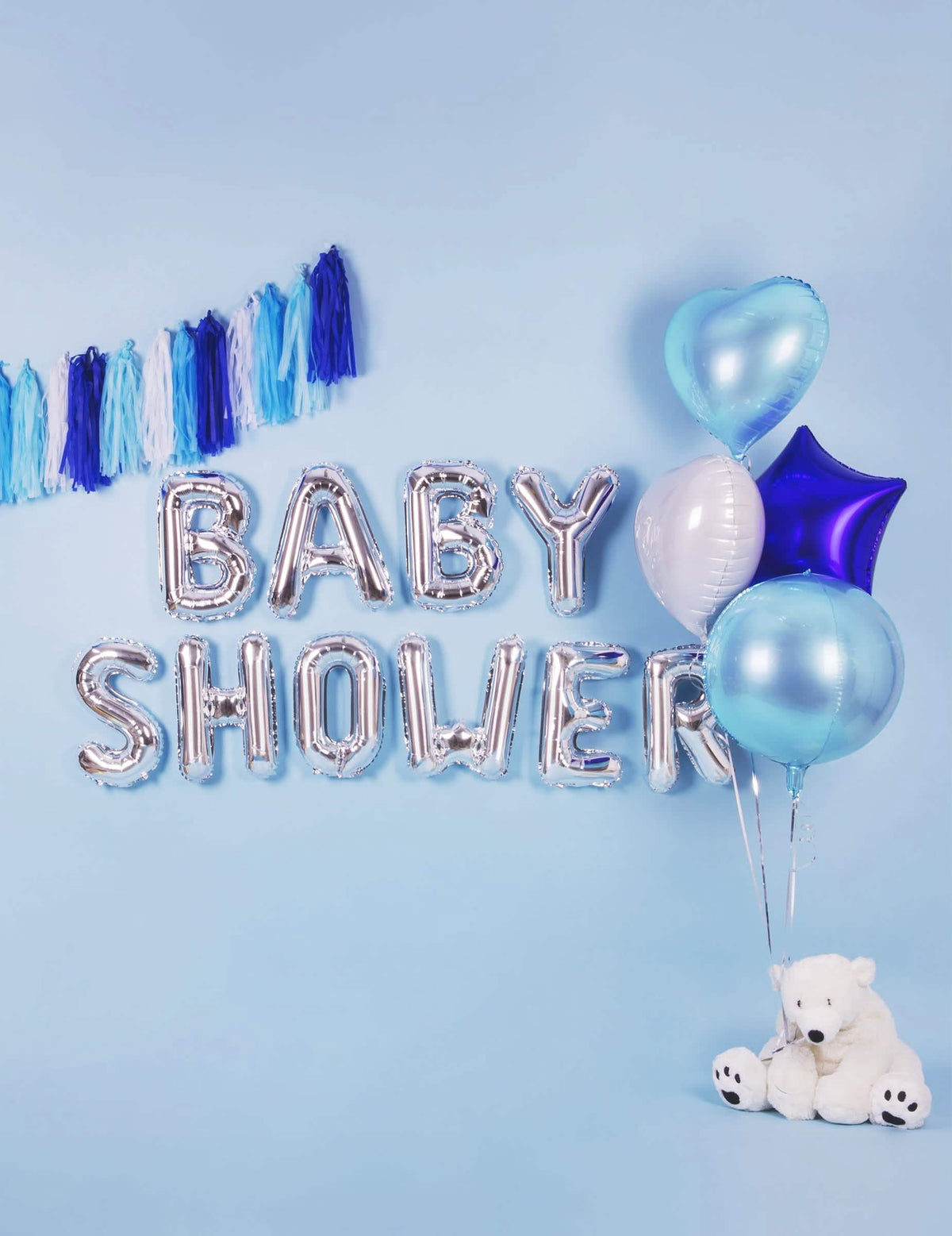 Umiestnenie fóliového balónu svetlomodré srdce na dekoráciu baby shower