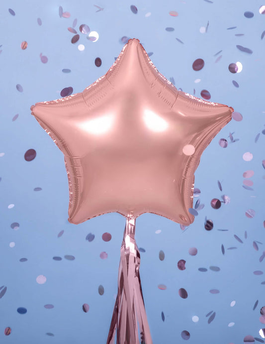 Mise en scène avec confettis du ballon aluminium étoile pour décoration de fête rose gold métallisé