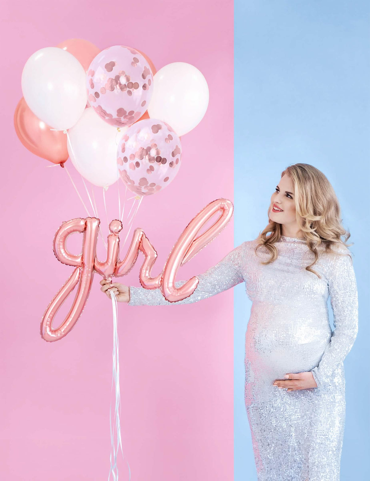 Scéna pre gender reveal s tehotnou ženou, balónom z fólie girl v ružovom zlate
