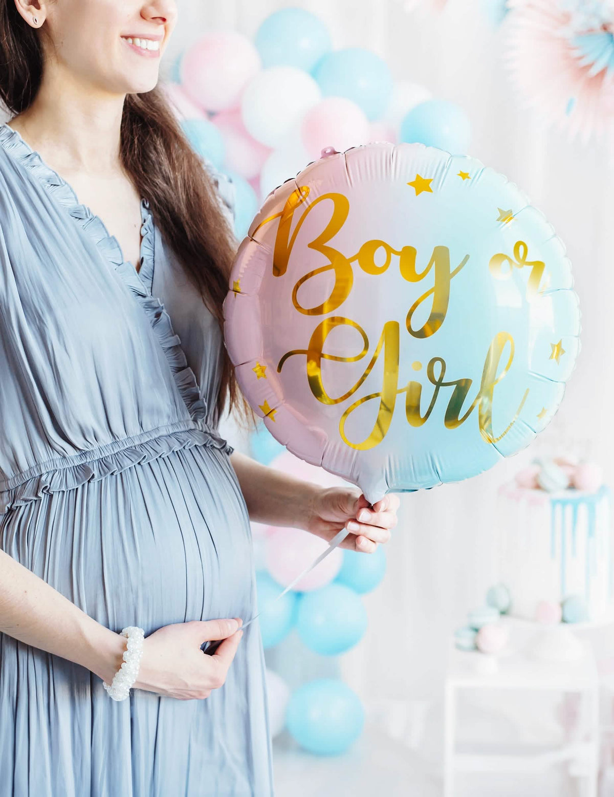 Zinscenovanie s tehotnou ženou s héliovým balónom boy or girl na gender reveal