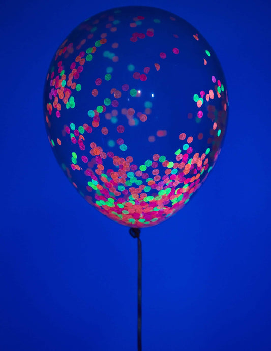 Gros plan sur les confettis du ballon en latex confettis fluo pour fête