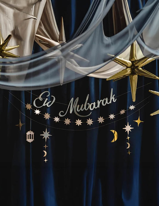 Mise en situation des 3 guirlandes en carton Eid Mubarak pour fête or et argent