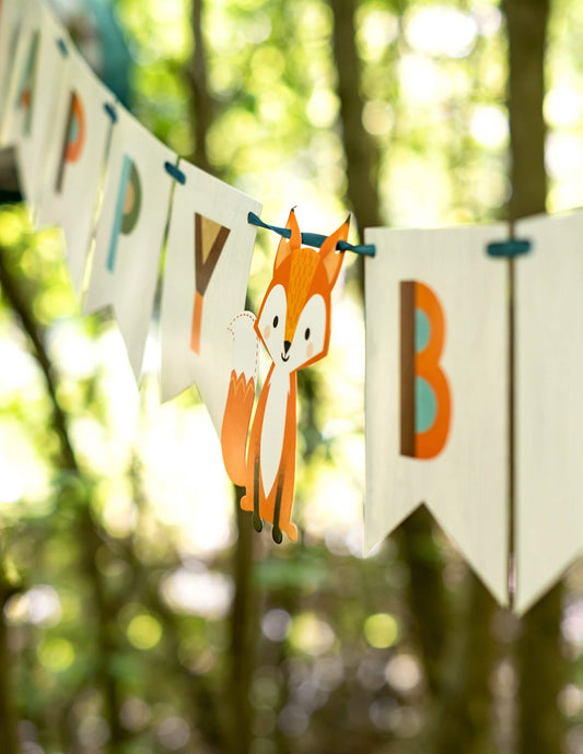 Gros plan sur le renard de la bannière en carton happy birthday animaux de la forêt