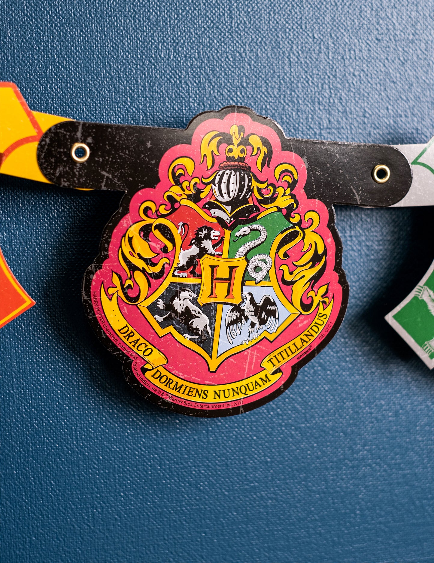Gros plan sur le blason de Poudlard de la bannière happy birthday Harry Potter
