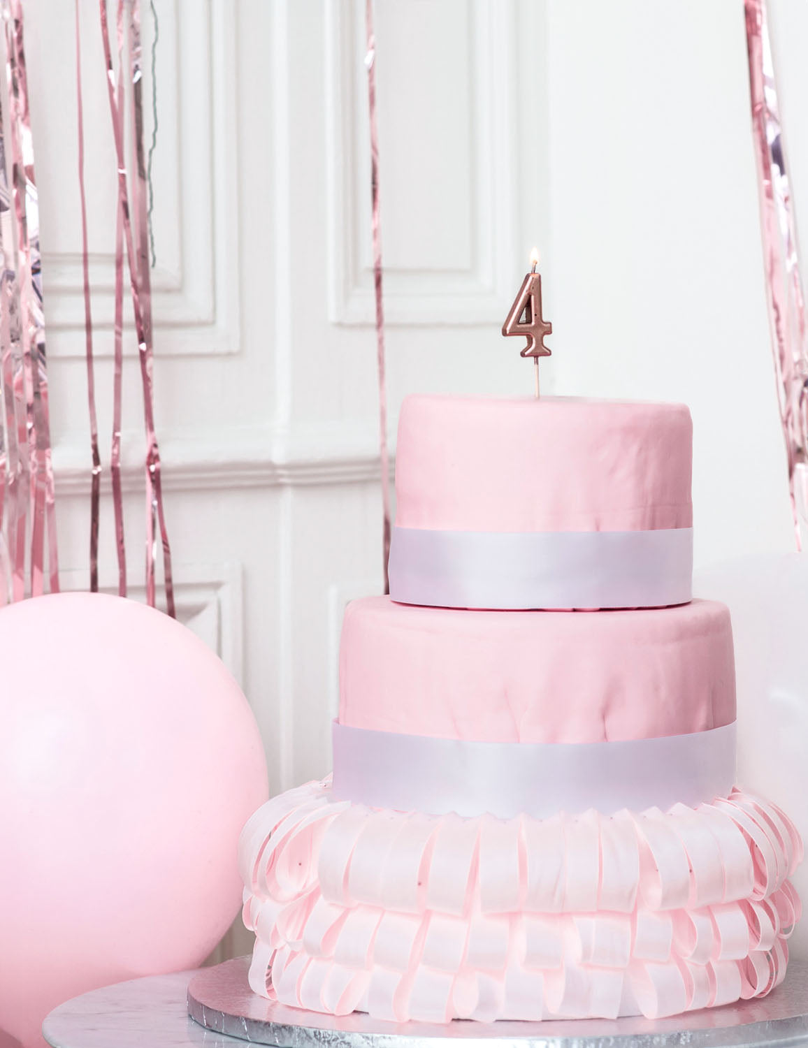 Mise en situation sur un gâteau de la bougie d'anniversaire chiffre 4